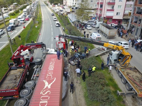 Kaza sonrası karayolunda can pazarı!