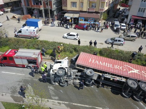 Kaza sonrası karayolunda can pazarı!