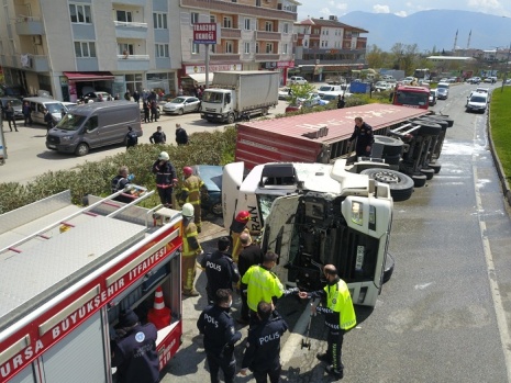 Kaza sonrası karayolunda can pazarı!