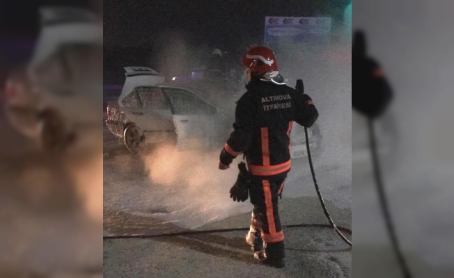 Altınova’da otomobil trafik ışıklarında alev aldı