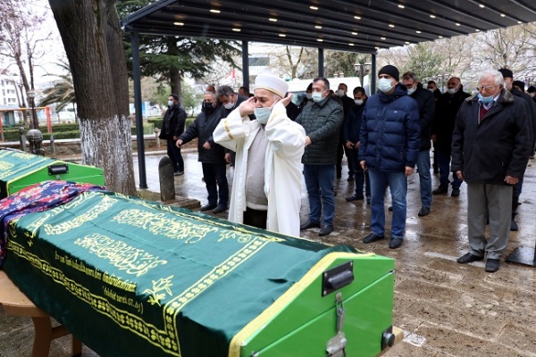 Anne ve kızının cenazesi Yalova'da toprağa verildi