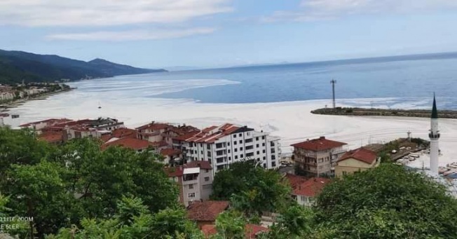 Yalova’da rüzgar deniz salyasını dağıttı