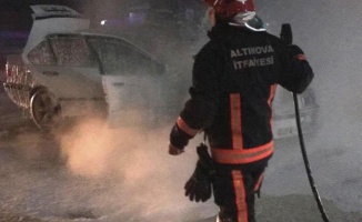 Altınova’da otomobil trafik ışıklarında alev aldı